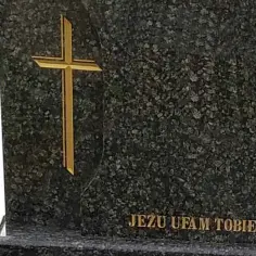 Malowanie liter na pomniku – jak wybrać najlepszą farbę?